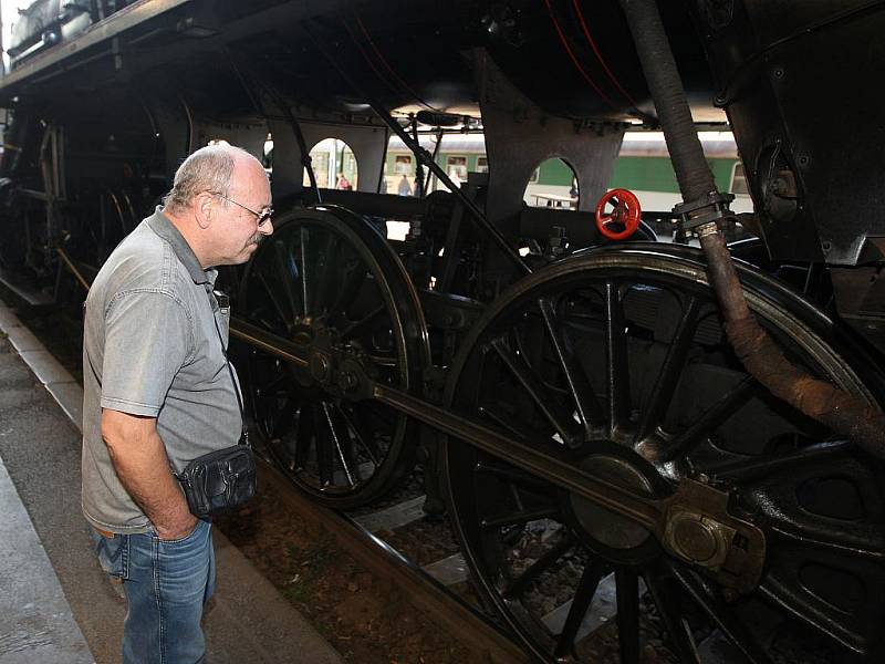 Při příležitosti Dne železnic vyjela v sobotu z plzeňského hlavního nádraží historická parní lokomotiva, tzv. Šlechtična. Při jejím odpoledním návratu si ji pak prohlédlo nemálo zájemců.