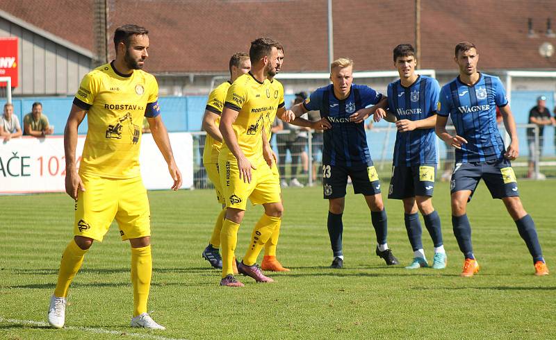 Fotbalisté FK ROBSTAV Přeštice (na snímku hráči ve žlutých dresech z podzimního utkání proti Domažlicím).