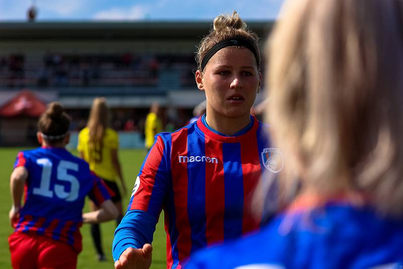 5. kolo 1. ligy žen: FC Viktoria Plzeň (na snímku fotbalistky v červenomodrých dresech) - AC Sparta Praha 1:3 (0:1).