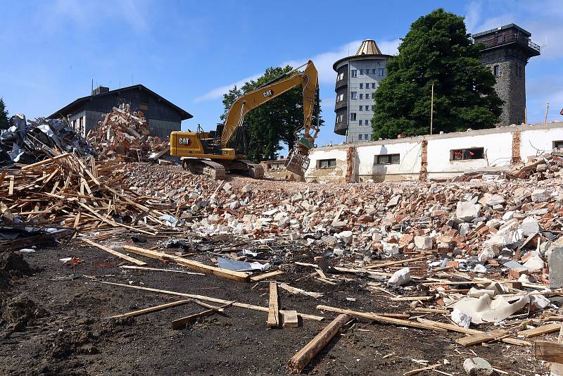 Na hoře Čerchov na Domažlicku pokračuje demolice bývalých vojenských objektů. Hotovo by mělo být do konce července. Čerchov je s nadmořskou výškou 1041 metrů nejvyšším bodem celého Českého lesa.