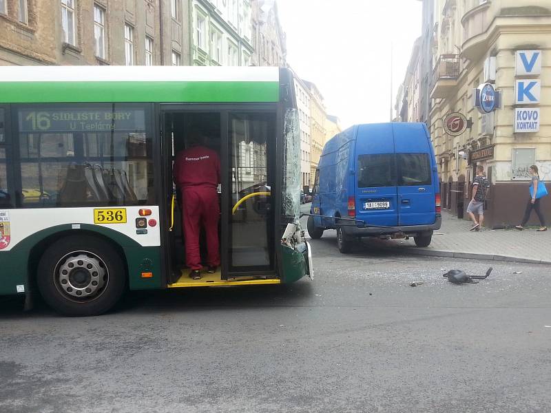 Nehoda trolejbusu a dodávky v Koperníkově ulici