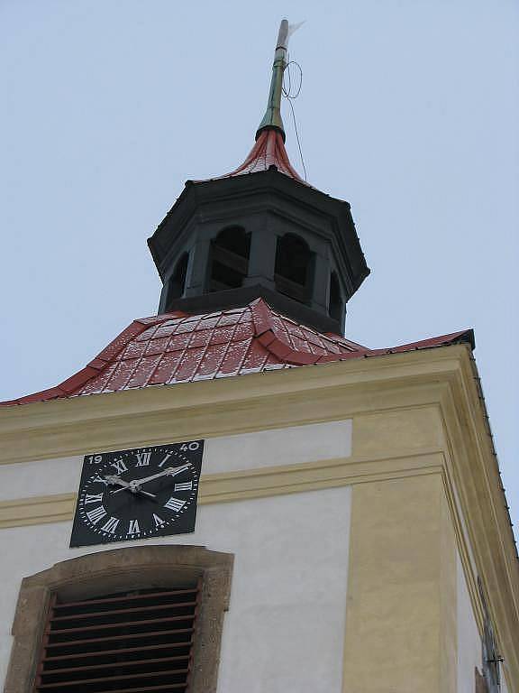 Na věž kostela sv. Jakuba Většího v Žebnici se vrátil kříž
