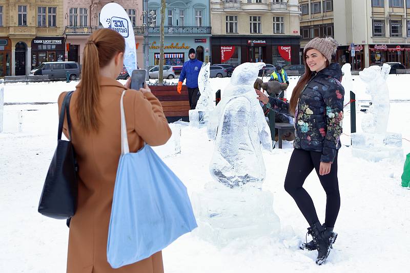 Ledové sochy vznikají na plzeňském náměstí Republiky. Z ledových bloků je přímo před zraky procházejících vytvářejí sochaři pomocí řetězových pil, dlát a dalších nástrojů.
