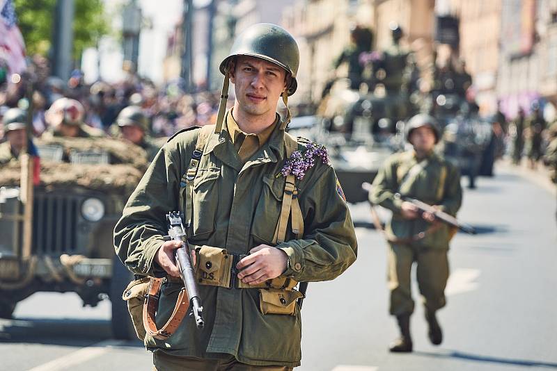 Plzeň – Konvoj svobody s více než 250 historickými vojenskými vozidly projel centrem města a zakončil letošní Slavnosti svobody. Přehlídky si zúčastnili i tři američtí a dva belgičtí účastníci osvobození v roce 1945, kterým mávaly tisíce lidí.