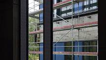Stavbu nového kampusu lékařské fakulty UK v Plzni na Lochotíně si přijel prohlédnout rektor UK Tomáš Zima. Areál za 1,8 mld. korun sloučí téměř všechna pracoviště lékařské fakulty