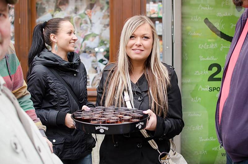 Kamarádi připravili řidiči trolejbusu rozlučku přímo ve voze