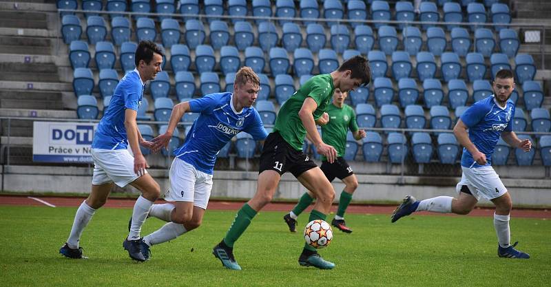 11. kolo FORTUNA divize A: TJ Jiskra Domažlice B (na snímku fotbalisté v modrých dresech) - FK VIAGEM Příbram B 2:5 (1:2).