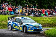 OBNOVENÁ PREMIÉRA. Václav Pech s vozem Ford Focus WRC na trati červencové Rallye Bohemia.