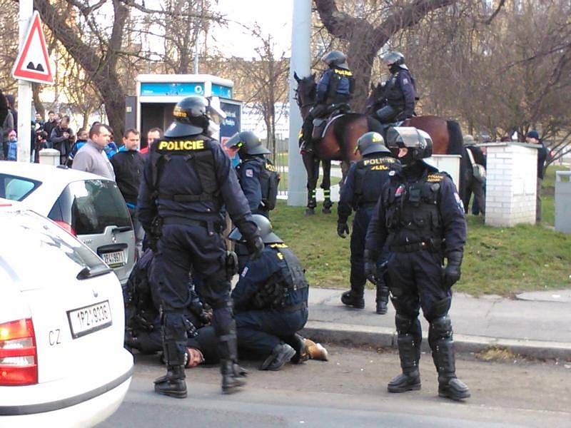 Policisté jednoho účastníka pochodu zadrželi.