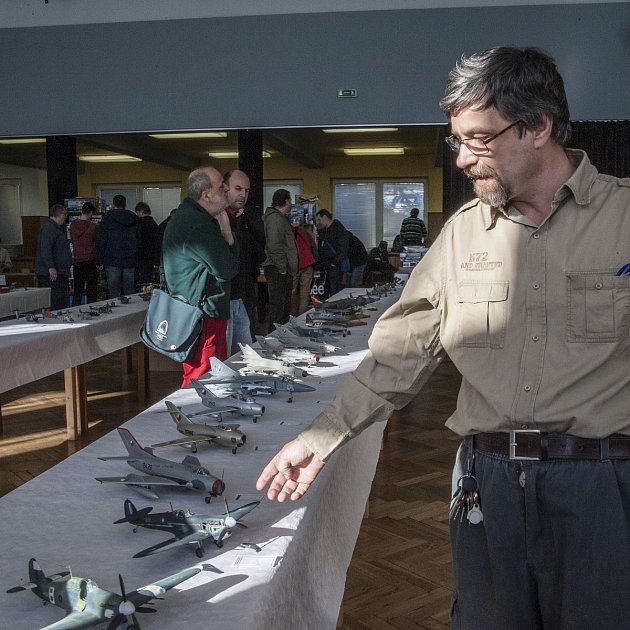 Výstava plastikových modelů ve stodském kulturním domě. Na snímku organizátor akce Rostislav Ožana.