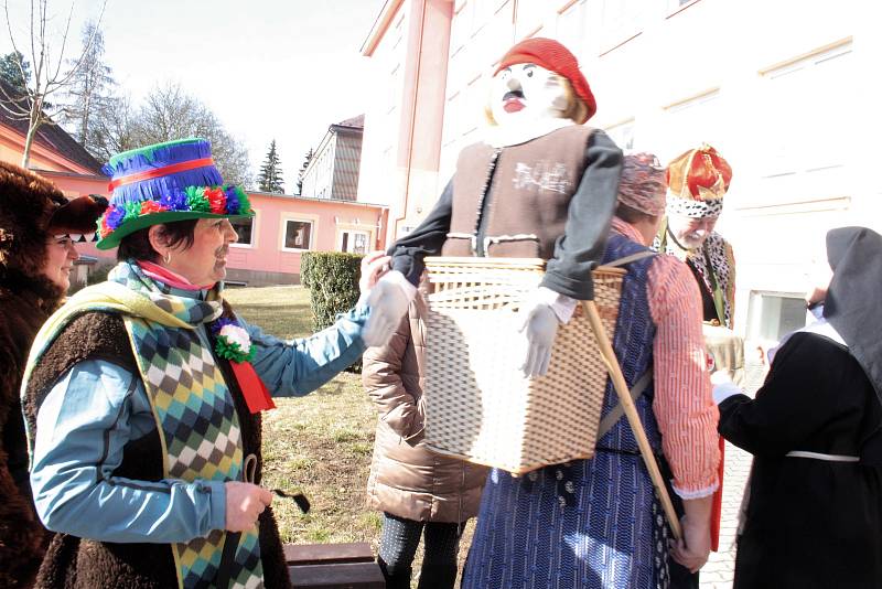 Maškarní průvod prošel ulicemi Tachova, starosta maskám předal klíč od města, program poté pokračoval v muzeu.