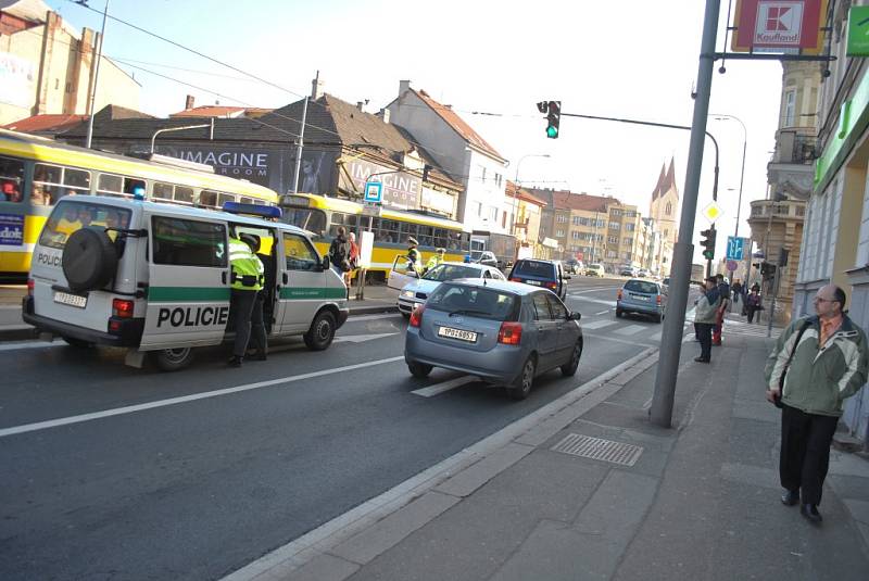 Při odpolední nehodě na křižovatce ulic Skrétova a Klatovská byl sražen muž, kterého odvezli záchranáři do nemocnice