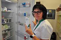 Vedoucí Benu lékárny v Plzni - Doubravce Jarmila Hložková má několik posledních dětských sirupů s penicilinem