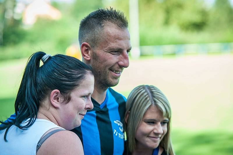 Na stadionku v Tlučné se proháněli nejen známí fotbalisté, ale i hokejisté. Miniturnaj pořádaný jako vzpomínka na uznávaného kouče Vladimíra Vašáka vyhrála Stará garda Viktorie Plzeň jen o skóre před Vošouch týmem.