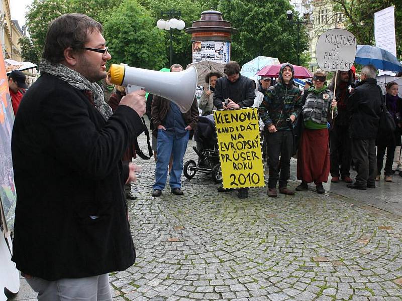 Transparenty, vystoupení, odznáčky, letáky. To všechno měli připravené organizátoři pátečního happeningu na podporu Galerie Klatovy/Klenová. Ačkoli celou dobu pršelo, přišlo k Brance několik desítek lidí