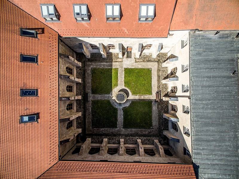 Dvorky z centru Plzně z ptačí perspektivy.