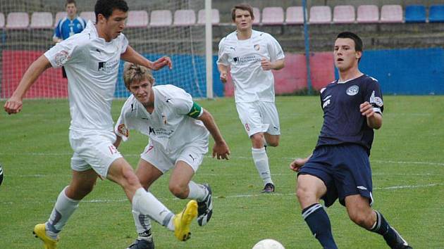 Dominik Mandula (první zleva) přispěl sobotu k výhře staršího dorostu Viktorie Plzeň nad Slováckem dvěma góly.