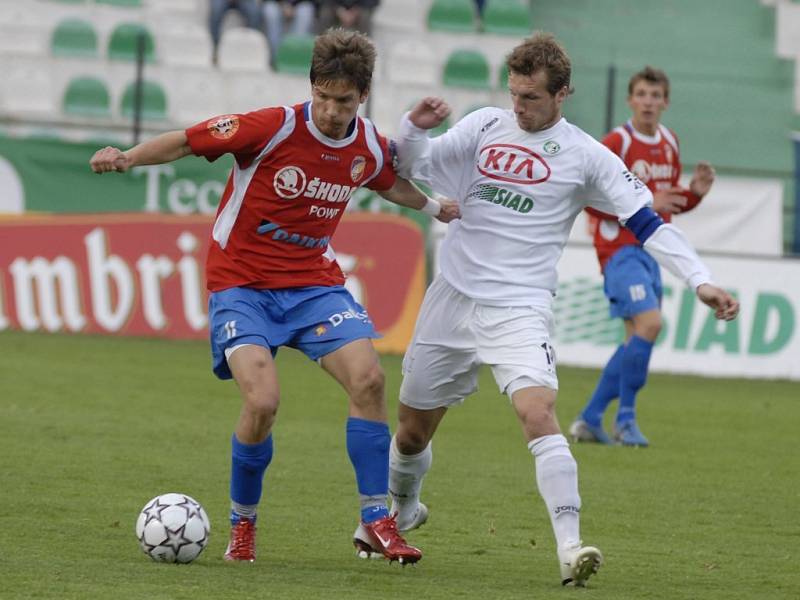 Plzeňský fotbalista Martin Fillo (vlevo) si kryje míč před Janem Procházkou z Mostu během včerejšího utkání Gambrinus ligy