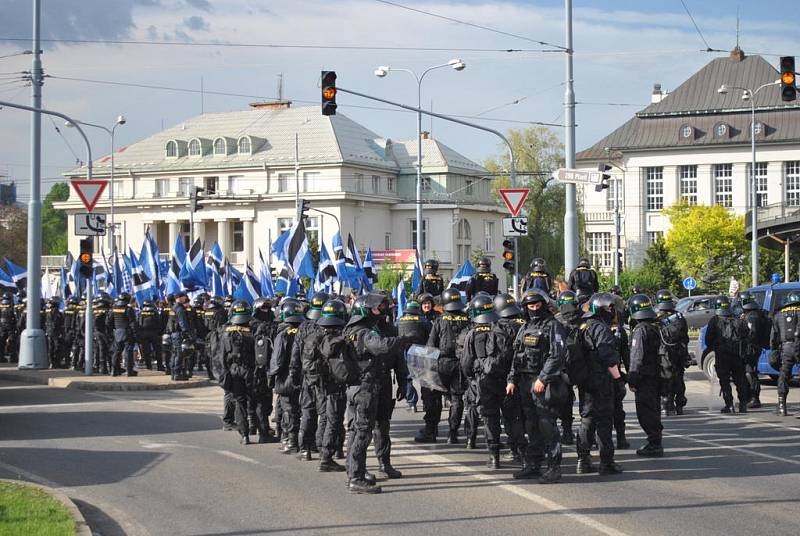 Fanoušci klubu Sigma Olomouc prošli z nádraží k Doosan areně bez  problému. Cestou je doprovázela policie