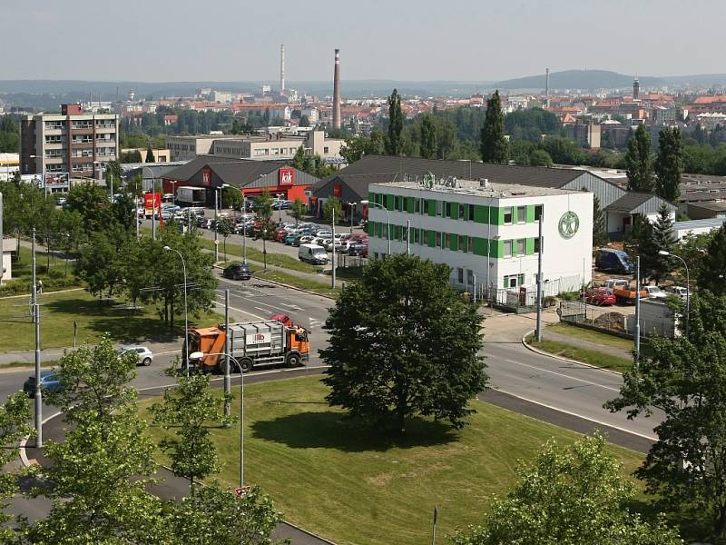 Popelářské vozy společnosti Čistá Plzeň (budova s logem na boku) začnou vjíždět do křižovatky bez semaforů mezi Heyrovského a ulicí E. Beneše na Borech od září. Z problematického místa by se měl stát kruhový objezd až za několik let.