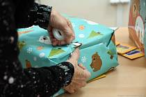 Iniciativa Holky holkám spustila osmý ročník sbírky vánočních dárků pro charitní domovy sv. Zdislavy pro matky s dětmi v tísni a maminky ze Šatníku pro samoživitele.