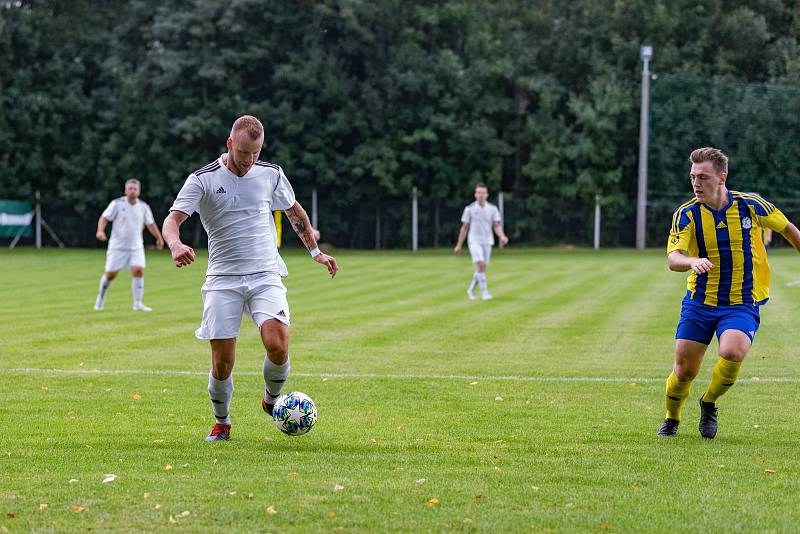 Ze zápasu 4. kola I. A třídy Plzeňského kraje mezi domácími Žichovicemi (v bílém) a Kaznějovem (0:2).