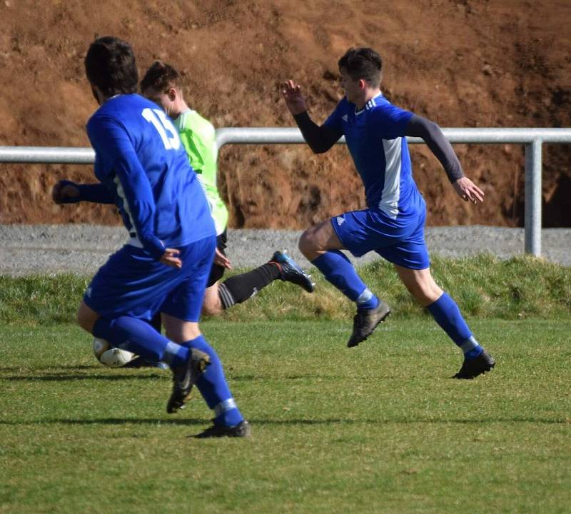 I. B třída, skupina B (15. kolo): SK Bolešiny (na snímku fotbalisté v modrých dresech) - TJ Sokol Štěnovice (zelení) 4:0.