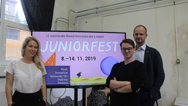 Ředitelka Juniorfestu Judita Soukupová, druhý zprava je Matyáš Valenta, člen programové rady, a vpravo stojí výkonný ředitel Michal Šašek.