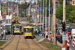 Rekonstrukce tramvajové trati na Severní předměstí se dotkne i řidičů aut. Na křižovatce u zastávky Pod Záhorskem jim ubyl jeden jízdní pruh. Tramvaje budou na Severní předměstí jezdit po jedné koleji