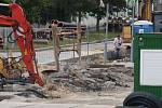 Dělníci pracující na rekonstrukci tramvajové trati na Karlovarské třídě narazili při výkopu na leteckou pumu z druhé světové války. Policie okolí nálezu uzavřela