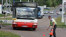 Dělníci pracující na rekonstrukci tramvajové trati na Karlovarské třídě narazili při výkopu na leteckou pumu z druhé světové války. Policie okolí nálezu uzavřela