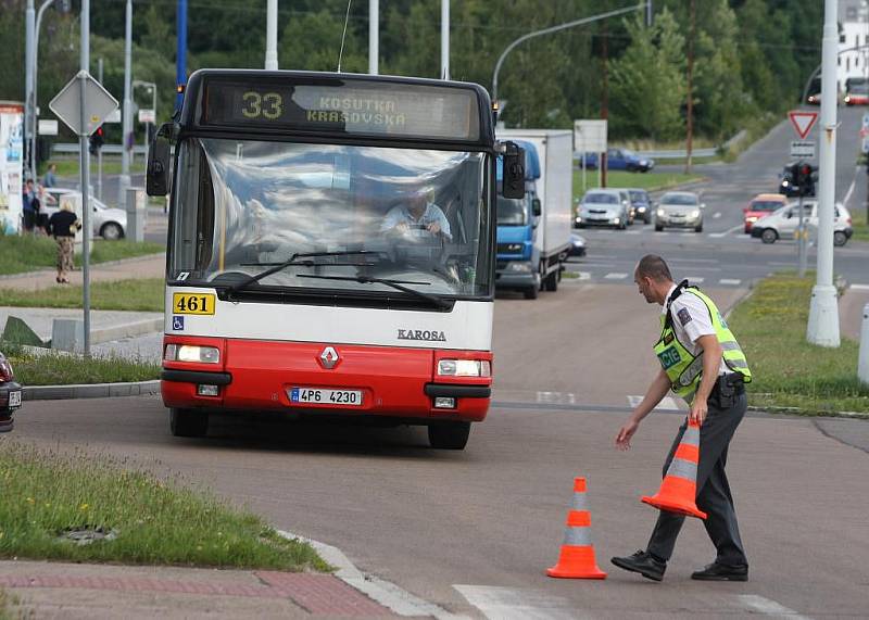 Dělníci pracující na rekonstrukci tramvajové trati na Karlovarské třídě narazili při výkopu na leteckou pumu z druhé světové války. Policie okolí nálezu uzavřela