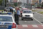 Dělníci pracující na rekonstrukci tramvajové trati na Karlovarské třídě narazili při výkopu na leteckou pumu z druhé světové války. Policie okolí nálezu uzavřela