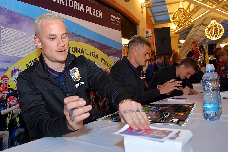 Fotbalisté plzeňské Viktorie Jan Kopic, Jan Sýkora a Jan Kliment se v pátek podepisovali svým příznivcům ve vánočně vyzdobeném obchodním centru Olympia.