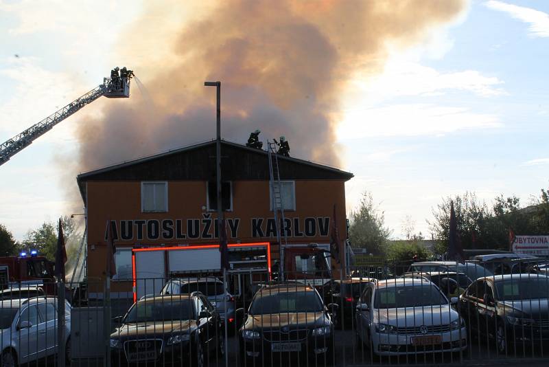 Rozsáhlý požár ubytovny v Plzni na Karlově.