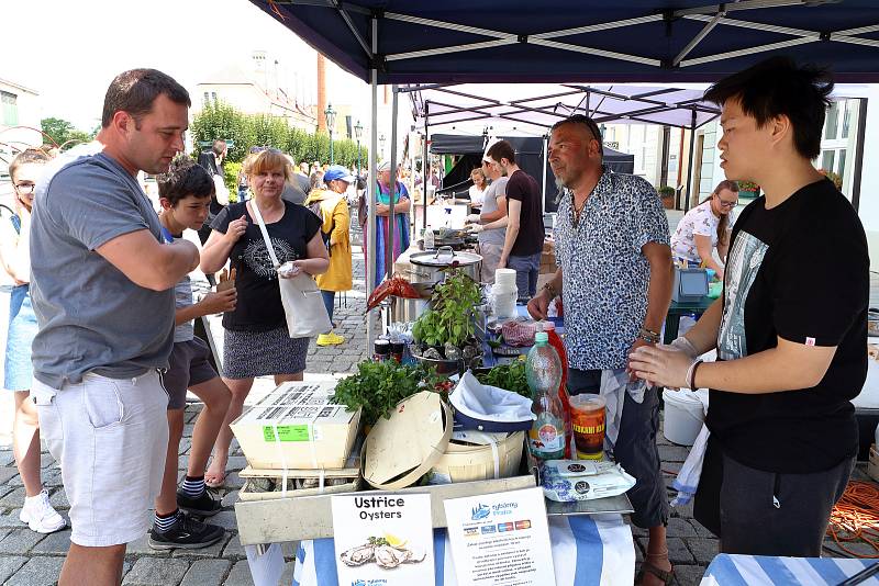 Návštěvníci gastrofestivalu Street Food Plzeň v pivovaru Prazdroj mohli ochutnat ze široké nabídky asijských specialit, čerstvých ryb, šťavnatých burgerů, tradičních pokrmů z dalekých zemí, ale i sladkých dezertů a plzeňského piva.