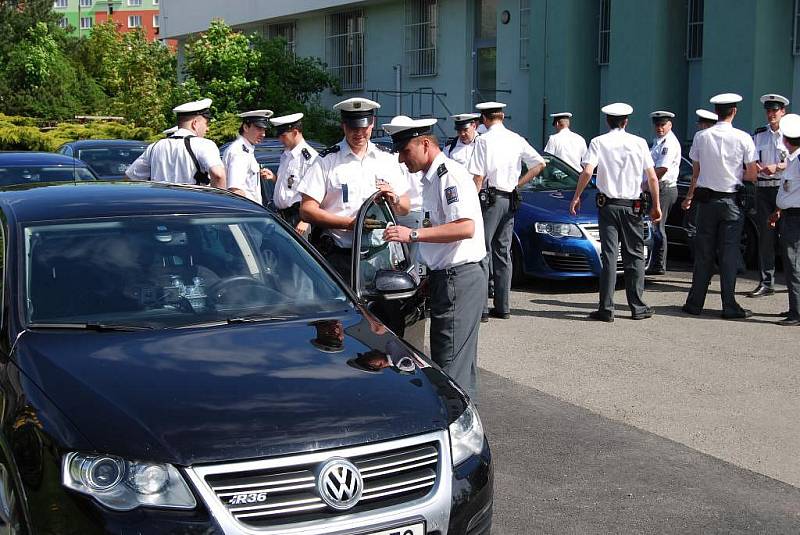 Policejní vozy VW Passat na parkovišti plzeňského dopravního inspektorátu