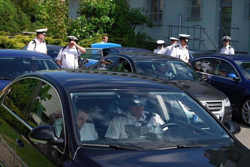 Policejní vozy VW Passat na parkovišti plzeňského dopravního inspektorátu