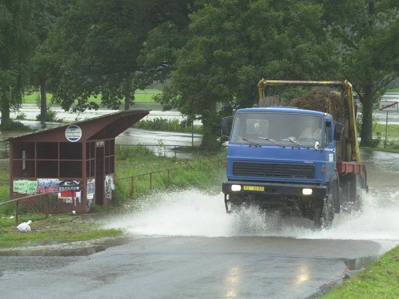 8. srpna 2002 - silnice mezi Žákavou a Nezvěsticemi