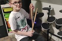 Zázrak: Malý Matyáš porazil rakovinu, naučil se znovu chodit a hraje na bicí