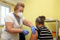 Očkování ve Stodu na jižním Plzeňsku je od úterý v nových prostorách v bývalém Centru sociálních služeb, v ulici 28. října 377. Stodská nemocnice podala od března už 53 tisíc dávek vakcíny. K dispozici jsou Pfizer, Moderna i Johnson.