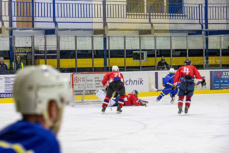 HC Meteor Třemošná (modří) vs. HC Rokycany 4:3 (2. finále play-off krajské hokejové ligy).