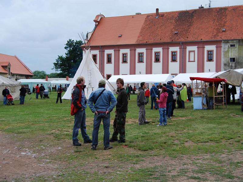 Deštivé počasí přivítalo návštěvníky dvoudenního hudebního festivalu GigantFest 2009 v Záluží u Stoda