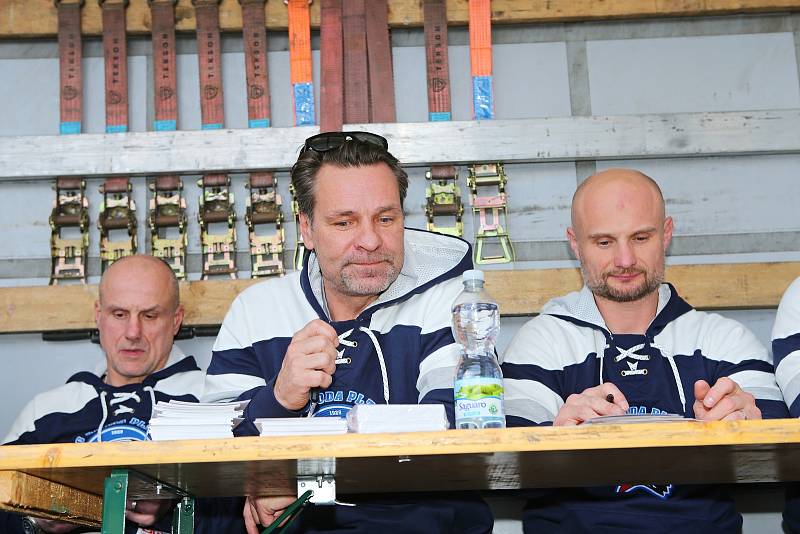 Hokejisté Škody Plzeň se loučili se sezonou. Tým se podepisoval příznivcům před zimním stadionem, nechybělo vystoupení kapely Anakonda Benda.