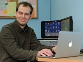 Jaromír Tichý jako lektor TyfloCentra učí klienty pracovat s  počítačem nebo mobilním telefonem