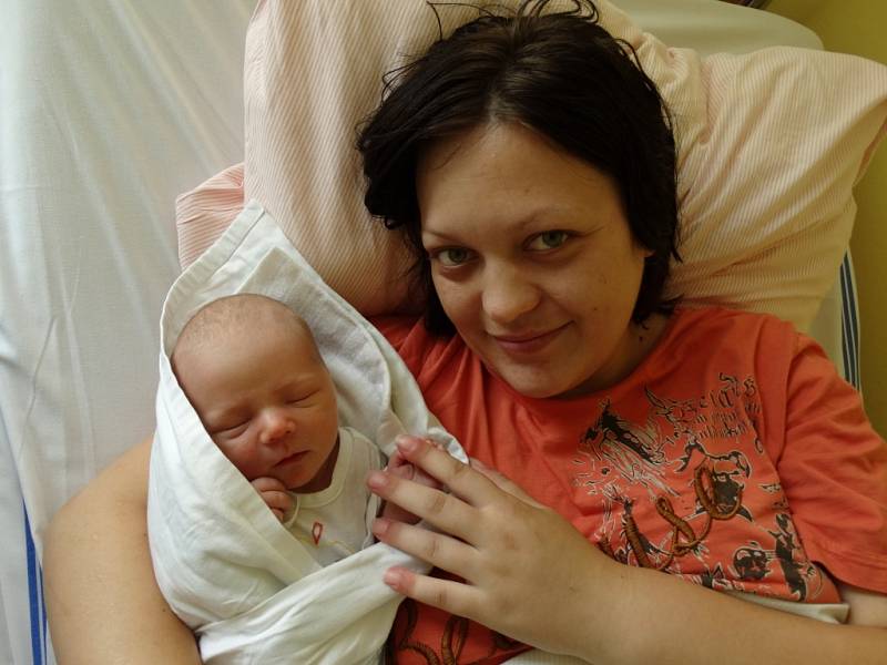 Lence a Tomášovi se 6. srpna 5:45 narodilo v porodnici U Mulačů první miminko, Dominik Osvald. Po porodu vážil 2 980 gramů a měřil 48 cm.
