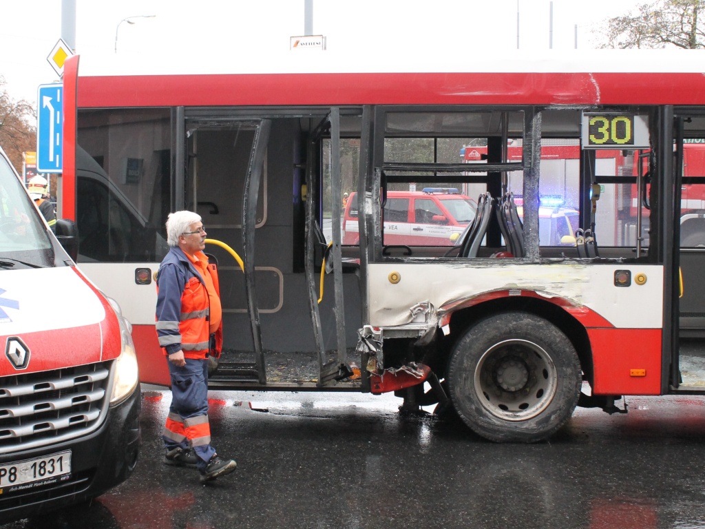 Na Borech se střetla tramvaj s autobusem, zranily se téměř dvě desítky lidí  - Plzeňský deník