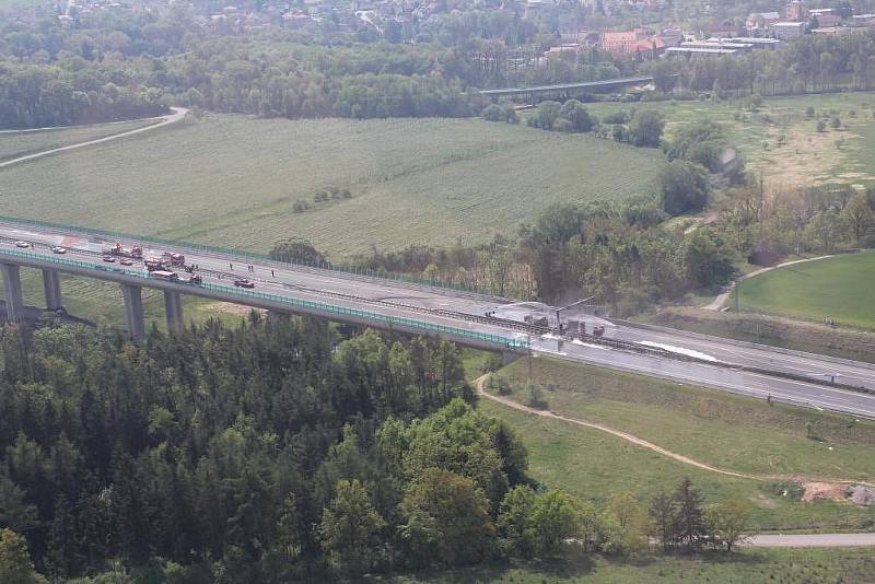 Nehoda kamionu na dálnici D5 na mostě u tunelu Valík. Při nehodě vybuchly některé tlakové lahve, které kamion vezl