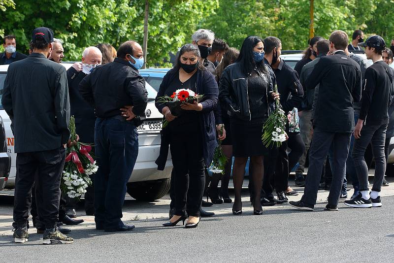 Rodina a blízcí se v pátek rozloučili s oběťmi tragické dopravní nehody osobního auta a vlaku u Kamenného Újezdu na Plzeňsku. Poslední rozloučení proběhlo na hřbitově v Nýřanech.