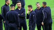 Hráči Interu Milán si místo tréninku pouze prohlédli stadion Viktorky ve Štruncových sadech. Někteří se pak i podepsali mladým fotbalistům.
